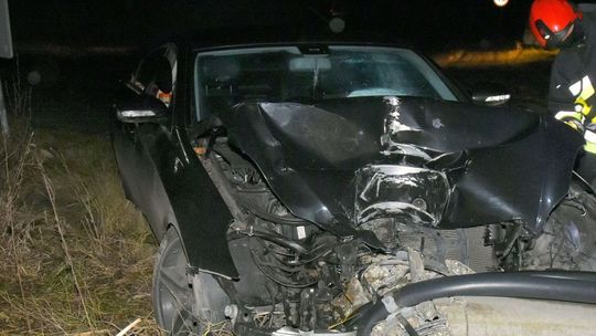 41-latek jechał na podwójnym gazie. Uderzył w słup energetyczny [zdjęcia]