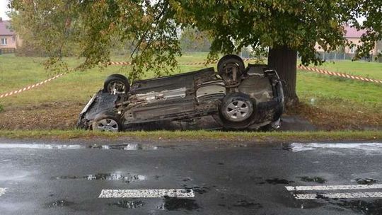 41-latka straciła panowanie nad samochodem. Dachowanie w rowie
