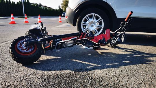 42-latek ciężko ranny po zderzeniu auta z hulajnogą