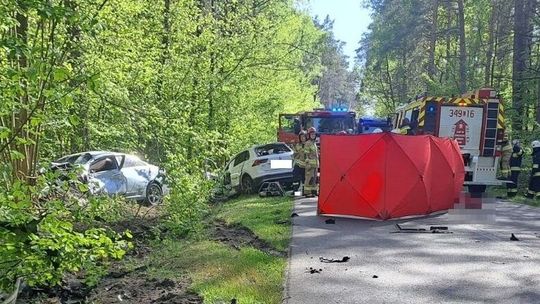 42-letni kierowca nie żyje. Dwie osoby trafiły do szpitala