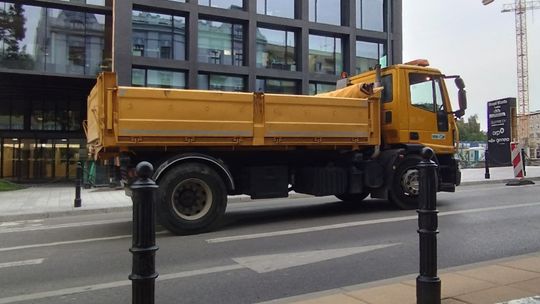 42-tonowa ciężarówka w centrum Lublina. Czy ulica się odkształci?