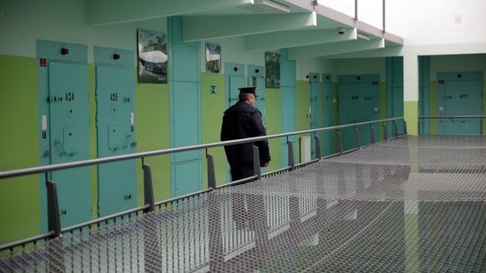 43-latek ukrywał się w mieszkaniu przy ul. Grygowej w Lublinie. Gdy przyszli policjanci udawał, że śpi 