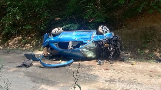 44-latek w ciężkim stanie po dachowaniu audi. Auto wypadło z drogi i uderzyło w skarpę