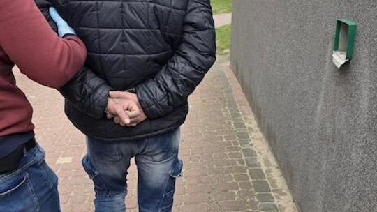 44-letni mieszkaniec powiatu kraśnickiego zatrzymany przez policję po oddaniu strzału z broni pneumatycznej w kierunku 19-latka. Mężczyzna usłyszał zarzuty i został objęty dozorem policyjnym.