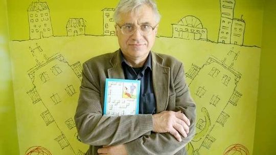 45 lat z krzyżówkami i szaradami. Pan Andrzej sam je tworzy