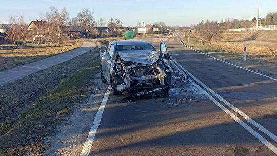 47-latka nie wyrobiła się na zakręcie. Zderzenie osobówek na drodze wojewódzkiej