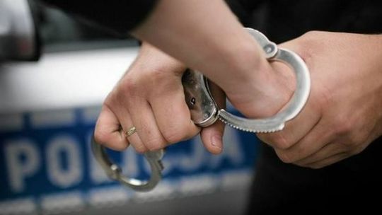 48-latek rzucił nożem w policjantów. Wcześniej uszkodził samochód i groził sąsiadowi