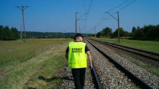 49-latek leżał na torach i nie chciał zejść