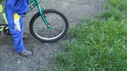5-latek wjechał na rowerku pod samochód