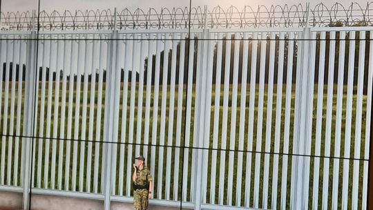 5 metrów wysokości i zwoje drutu kolczastego. Tak ma wyglądać zapora na granicy