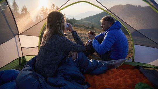 5 niezbędnych gadżetów dla każdego miłośnika biwakowania