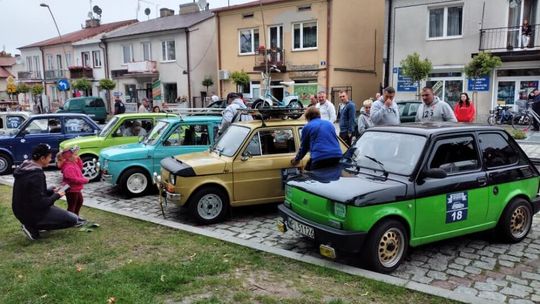 5-osobowa rodzina jeździła nim na wakacje. Fiat 126p wrócił w rajdzie Malucha