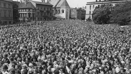 50 lat temu w Lublinie: Tłumy wiernych przed katedrą, mszę celebrował abp Karol Wojtyła