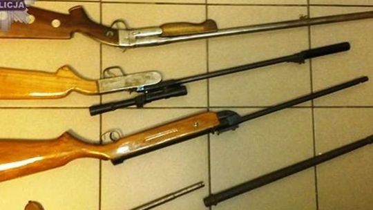 50-latek miał broń bez zezwolenia w mieszkaniu