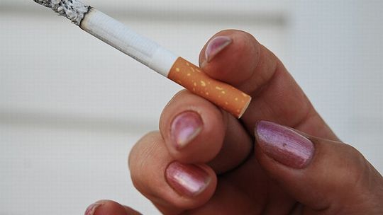 50-latek w roli stróża prawa: Karał za palenie papierosów