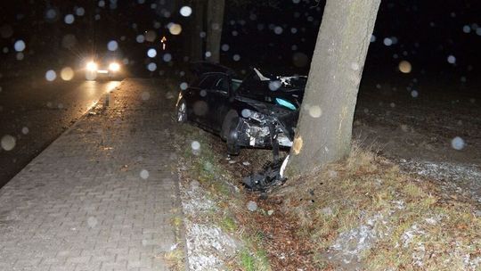 50-latek wypadł z drogi i uderzył w drzewo w Jarosławcu