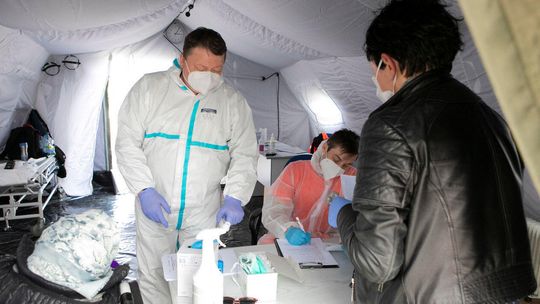 512 nowych przypadków zakażenia koronawirusem w Polsce. Zmarło 12 chorych