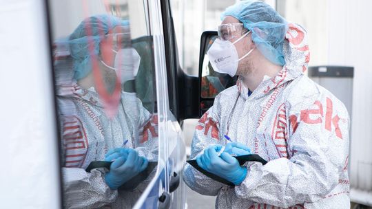 575 nowych przypadków zakażenia koronawirusem w Polsce. Zmarła 76-letnia kobieta