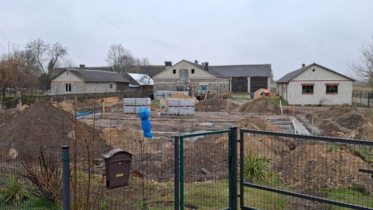 Odbudowują zniszczony dom w Wyrykach. „Rośnie jak grzyby po deszczu”