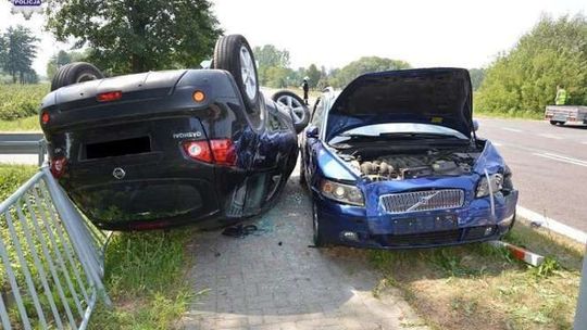 61-latka nie udzieliła pierwszeństwa. Wjechała wprost pod inny samochód