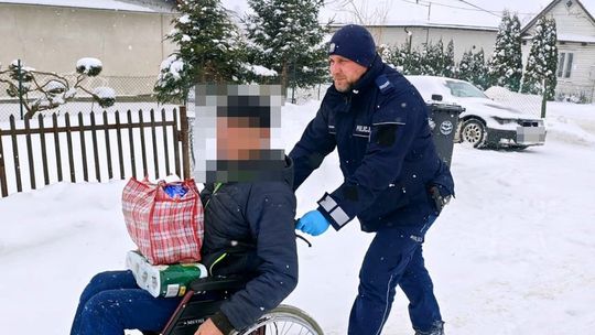 Dwóch policjantów pomogło mężczyźnie, który utknął w śniegu na wózku inwalidzkim