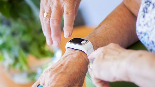 1700 nowych opasek bezpieczeństwa dla seniorów w Lublinie. Rusza nabór do programu teleopieki