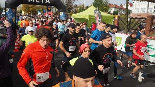 687 osób miało chęć na pięć. Zdjęcia z biegu