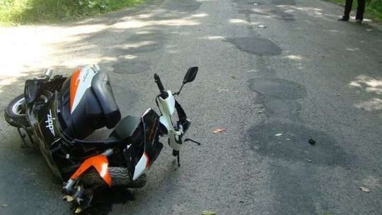 69-latka wjechała na skuterze pod busa. Zginęła na miejscu