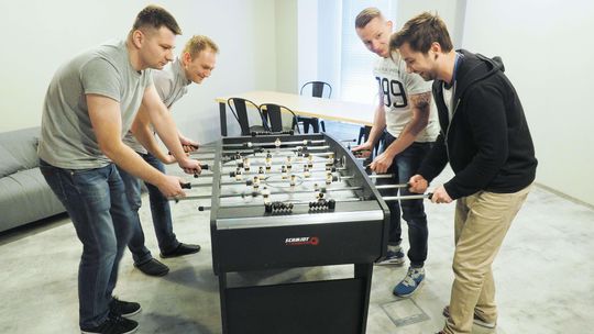 7 godzin dziennie w pracy zamiast 8? "Mało kto spędza w firmie tyle czasu co Polacy"