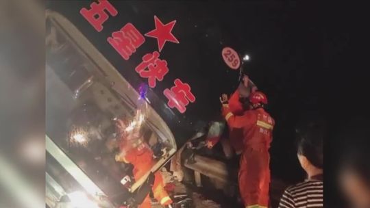 7 osób zginęło, a 11 zostało rannych w wypadku autokaru na autostradzie w Chinach