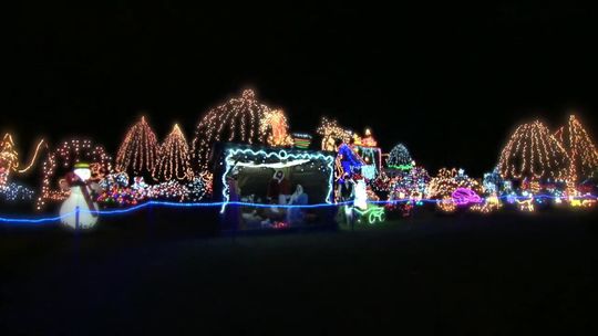 70 tysięcy lampek. Wyjątkowa świąteczna iluminacja na domu [wideo]