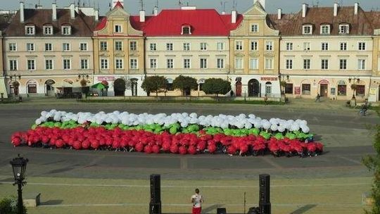 700 najlepszych licealistów na 700-lecie Lublina. Z parasolkami w kolorze flagi miasta