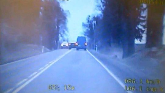 700 zł mandatu i 15 punktów karnych. Pirat drogowy nagrany przez policję (wideo)