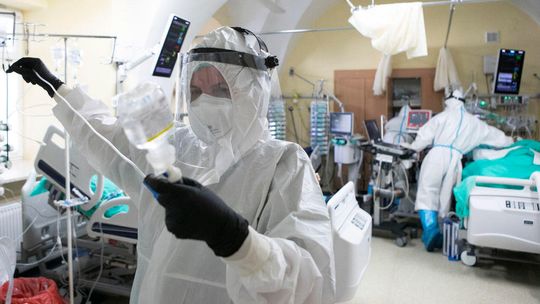 7008 nowych przypadków zakażenia koronawirusem w Polsce. Zmarło 456 chorych