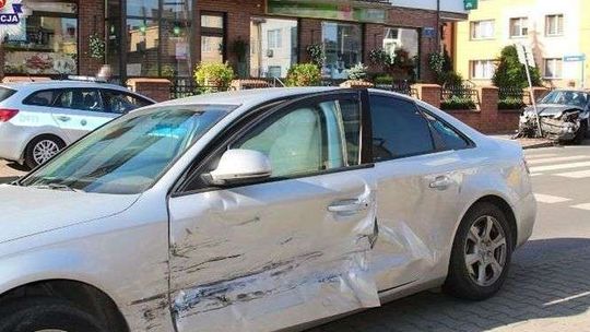  72-latek spowodował kolizję. Jedno z aut niemal potrąciło pieszych