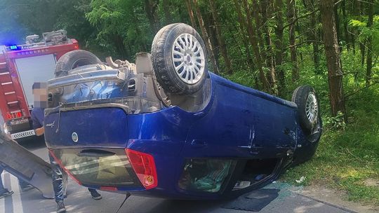 73-latek "przekoziołkował" na drodze