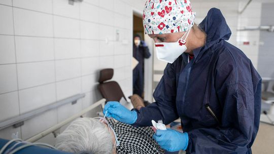 735 nowych przypadków zakażenia koronawirusem w Polsce. Zmarło 17 chorych