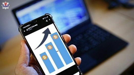 74-latka straciła ponad 55 tysięcy złotych. Myślała, że inwestuje na giełdzie