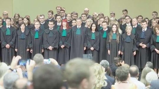 74 nowych adwokatów w Lublinie. Właśnie złożyli ślubowanie