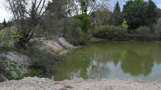 75-latek utonął w stawie. Ciało znalazła przypadkowa osoba