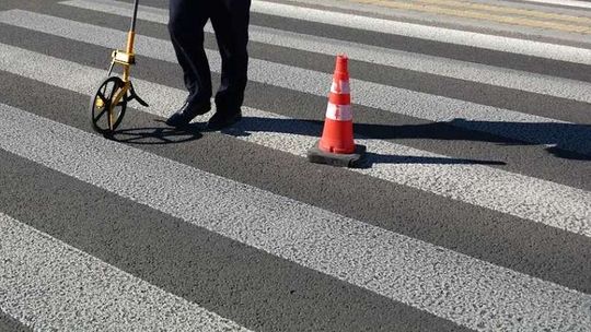 75-latek wjechał na przejściu dla pieszych w kobietę prowadzącą wózek z dzieckiem
