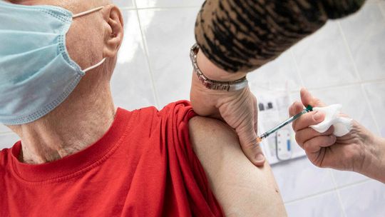 75-latek z Lublina nie przyjął drugiej dawki szczepionki, bo był w szpitalu. "Nie wiem, co robić"