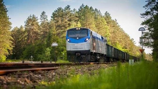75 wagonów, ponad kilometr długości. Kolej testowała nową lokomotywę z Kazachstanu