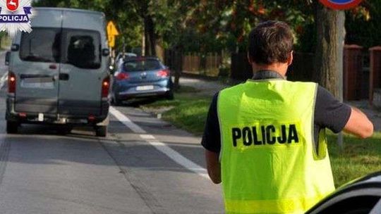 76-latek przechodził poza przejściem. Potrącił go samochód