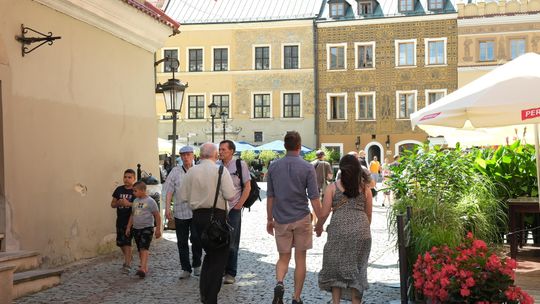 turyści spacerujący po Starym Mieście w Lublinie
