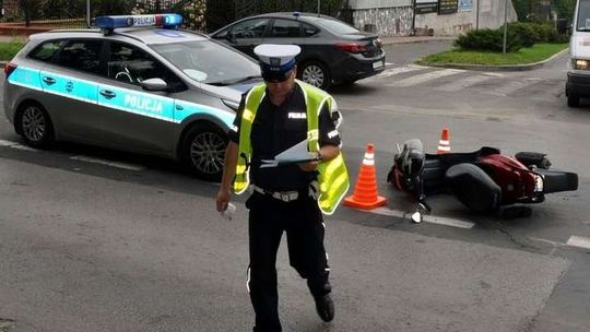 79-latek na skuterze wymusił pierwszeństwo. Zderzył się z samochodem