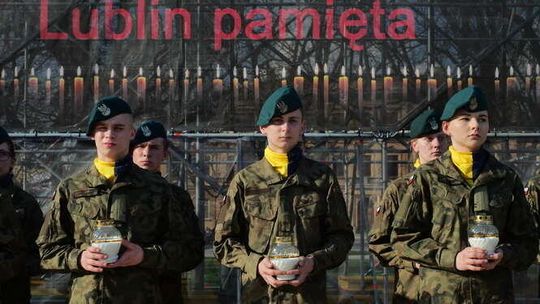 8. rocznica katastrofy smoleńskiej. Uroczystości na placu Litewskim [zdjęcia]