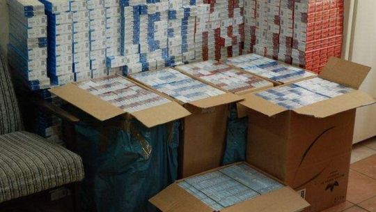 8 tys. paczek papierosów bez akcyzy pod podłogą