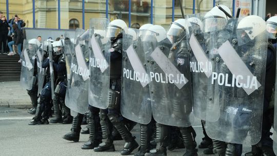 8 tys. policjantów chce zrzucić mundury. Pozostali będą tyrać