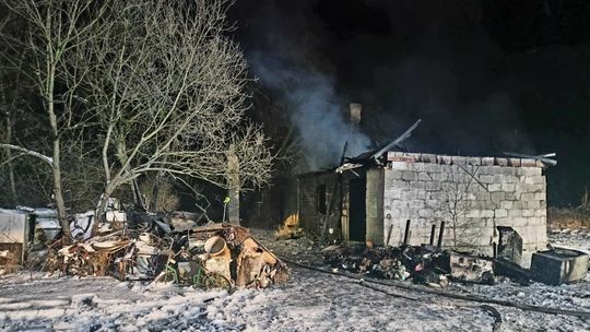 8 zastępów strażaków walczyło z ogniem. W zgliszczach znaleziono ciało mężczyzny